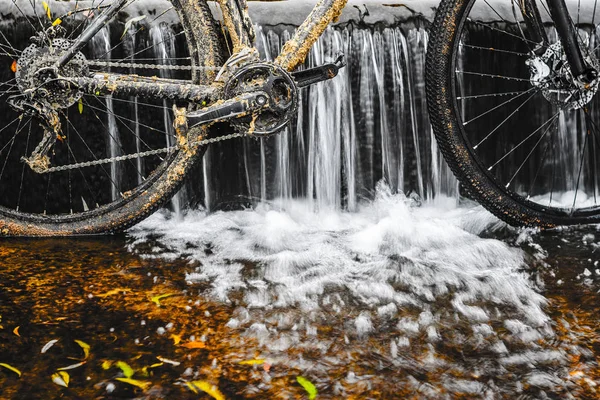 Dirty Mountain Bike Stands Creek Small Waterfall Dirty Chain Drive — Stock Photo, Image