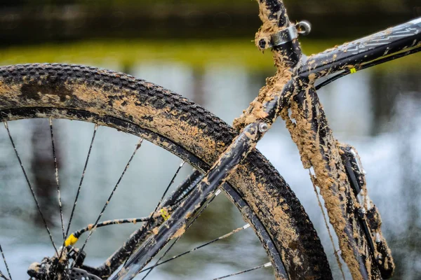 Bir bisiklet çamur. Bir dağ bisikleti çerçeve unsurları ile kötü hava şartlarında sürme sonra çamur