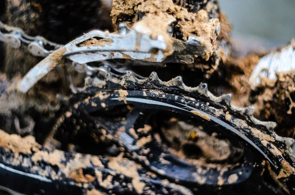 Dağ bisikleti iletim çamur içinde. Kötü havalarda sürme sonra dağ bisiklet zinciri sürücü kirli