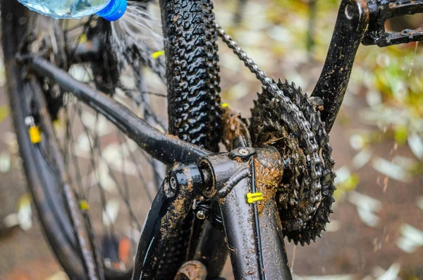 Bir dağ bisikleti ile bir su jeti, yakın çekim iletimini yıkama.