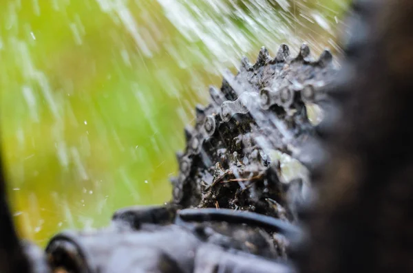 Waschen Des Getriebes Eines Mountainbikes Mit Einem Wasserstrahl Nahaufnahme — Stockfoto