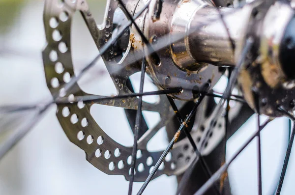 Dağ bisikleti yakın çekim ön hazne. Bisiklet disk fren Rotor