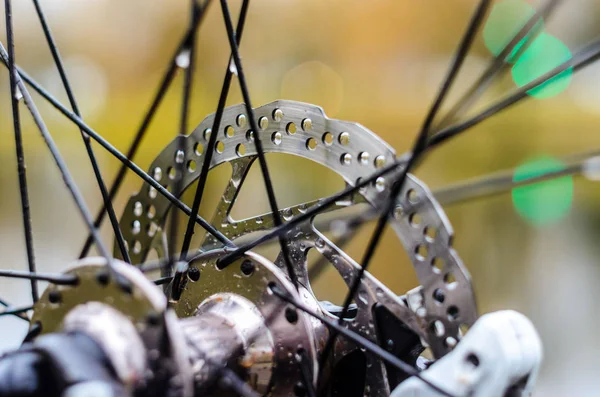 Hub Delantero Una Bicicleta Montaña Cerca Rotor Freno Disco Bicicleta —  Fotos de Stock