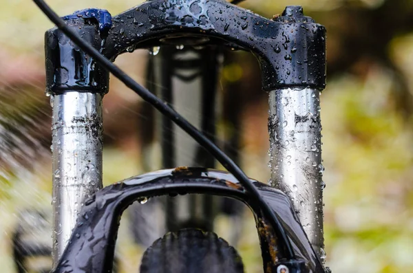 Kirli dağ bisikleti süspansiyon çatal kötü havalarda sürme sonra yıkama. Islak, kir ve yağ lekeleri dağ bisikleti çatal ayak üzerinde