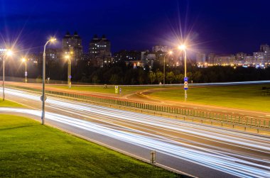Gece trafik ışık yollar otoyol kavşağı üzerinde ile. Gece şehir manzarası