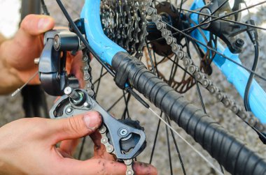 Kırık Bisiklet Arka Vites Deitirici. Eller ayrı ikiye düştü Arka Vites Deitirici parçaları tutmak. Bir arıza tamir etmeye çalıştığını.