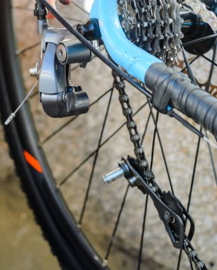 Arka Bisiklet Vites Deitirici ikiye parçalandı. Bisiklet Arka Vites Deitirici ayak vücuttan ilişkisi kesildi. Beklenmeyen Motor hatası.