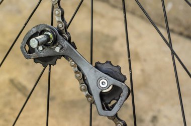 Arka Bisiklet Vites Deitirici ikiye parçalandı. Bisiklet Arka Vites Deitirici ayak vücuttan ilişkisi kesildi. Beklenmeyen Bisiklet hatası. Vites Deitirici ayak kapalı yırtık zinciri üzerinde asılı