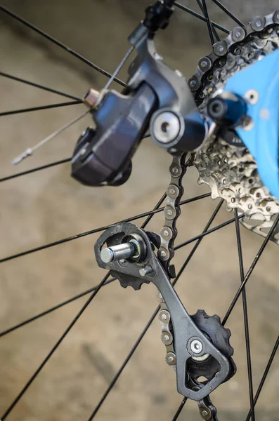 Arka Bisiklet Vites Deitirici ikiye parçalandı. Bisiklet Arka Vites Deitirici ayak vücuttan ilişkisi kesildi. Beklenmeyen Bisiklet hatası. Vites Deitirici ayak kapalı yırtık zinciri üzerinde asılı