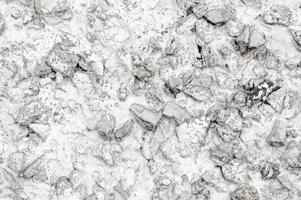 Beton duvar dekorasyon, beyaz boyalı zor. Birçok çıkıntılı taşları ile beyaz beton duvar.
