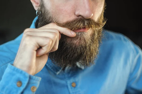 Homem Barbudo Com Uma Camisa Azul Ganga Rodopiando Seu Bigode — Fotografia de Stock