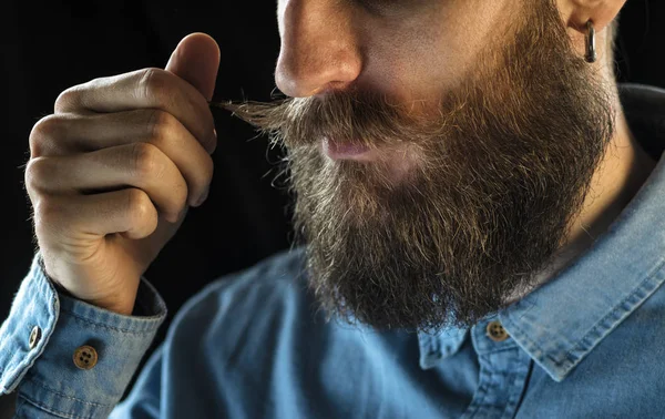 Hombre Barbudo Con Una Camisa Mezclilla Azul Girando Bigote Con — Foto de Stock