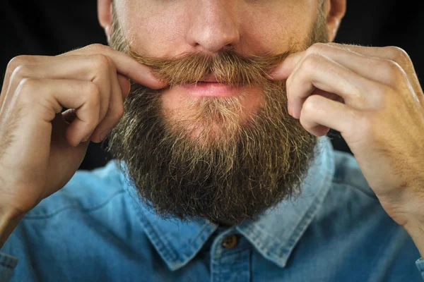 Homem Barbudo Com Uma Camisa Azul Ganga Rodopiando Seu Bigode — Fotografia de Stock