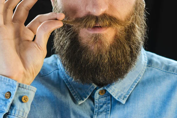 Homem Barbudo Com Uma Camisa Azul Ganga Rodopiando Seu Bigode — Fotografia de Stock