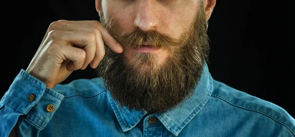 Homem Barbudo Com Uma Camisa Azul Ganga Rodopiando Seu Bigode — Fotografia de Stock