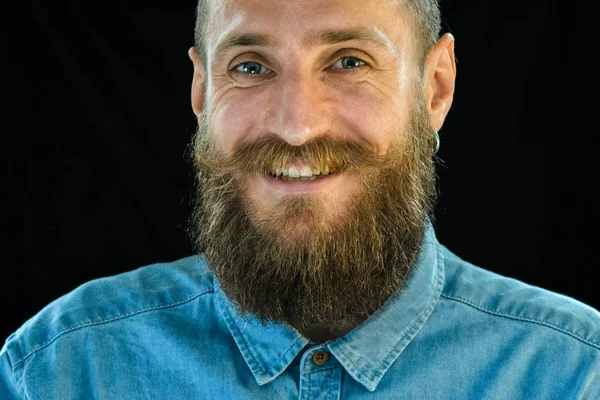 Retrato Homem Barbudo Sorridente Uma Camisa Azul Jeans Fundo Preto — Fotografia de Stock