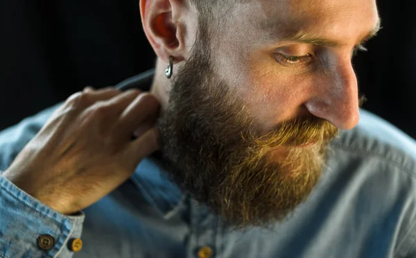 Porträt Eines Bärtigen Mannes Einem Blauen Jeanshemd Auf Schwarzem Hintergrund — Stockfoto