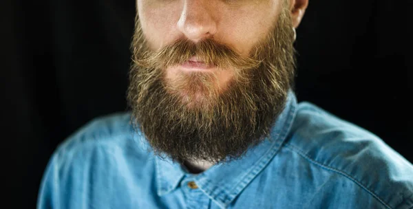 流行に敏感な男性の外観の属性 口ひげとあごひげをクローズ アップ 黒い背景に青いデニム シャツのひげを生やした男の肖像 — ストック写真