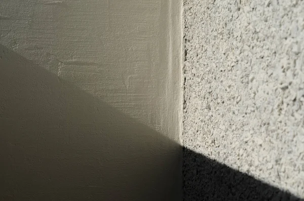 接缝在不同的石膏壁纹理之间 对角下落的阴影在墙壁上 美术抽象背景 — 图库照片