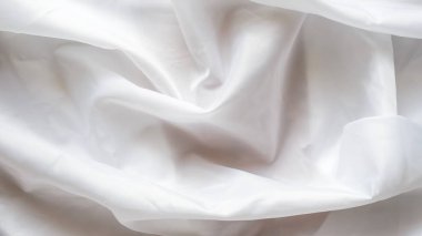 Beyaz sentetik kumaş kıvrımları ile kaplama. Buruşuk sayfa veya elbise arka plan,