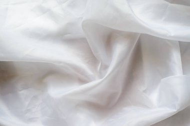 Beyaz sentetik kumaş kıvrımları ile kaplama. Buruşuk sayfa veya elbise arka plan,