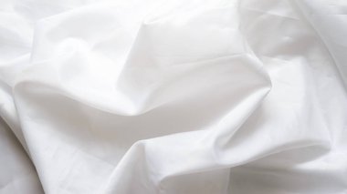 Beyaz sentetik kumaş kıvrımları ile kaplama. Buruşuk sayfa veya elbise arka plan,