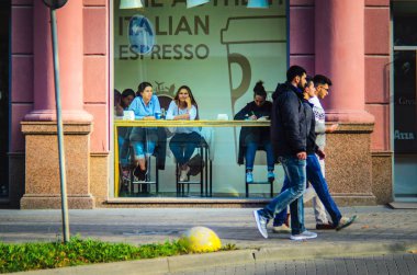 22 Eylül 2017 Minsk, Beyaz Rusya: genç kızlar bir dükkanı Window Cafe bir masada oturuyor. Şehir hayatı