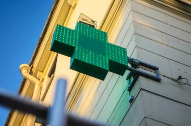 Yeşil LED cephe duvar tatlı günbatımı zamanı sırasında işaretiyle Eczanesi