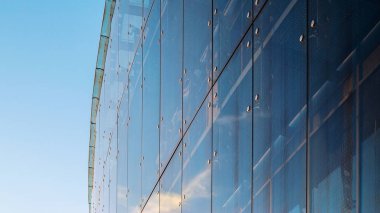Cam giydirme cephe cephe. Bağlantı elemanları örümcek cam sistemi unsurları. Cephe detay. Mimari arka plan.
