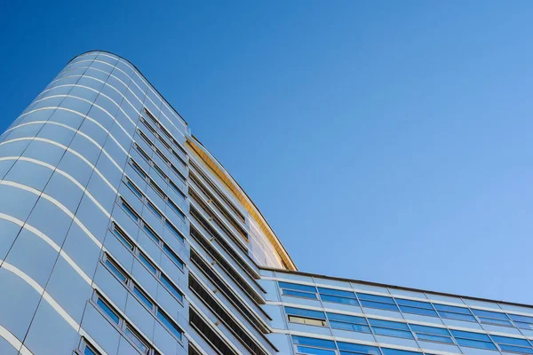 Çok katlı ofis binası cephe ve açık mavi gökyüzü. Modern mimarinin minimalist ince sanat fotoğraf.