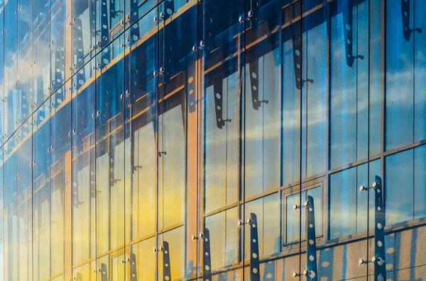 ファサードのガラス カーテンウォール ガラス システムのファスナー要素 ファサードのディテール 建築の抽象的な背景 — ストック写真