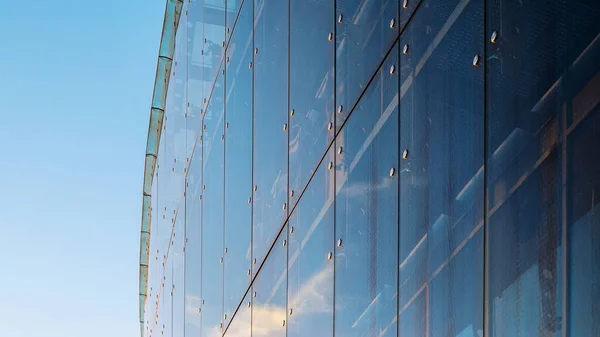 ファサードのガラス カーテンウォール ガラス システムのファスナー要素 ファサードのディテール 建築の抽象的な背景 — ストック写真