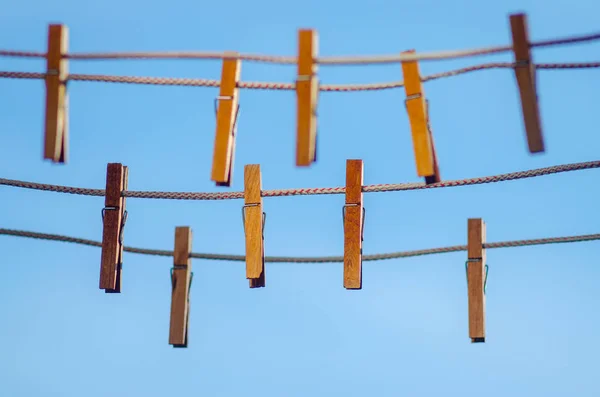 Mollette Legno Una Clothesline Contro Uno Sfondo Cielo Blu — Foto Stock