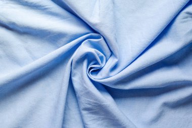 Merkezi kumaş renk gömlek için ışık mavi kumaş örneği içinde bükülmüş. Boş buruşuk Tekstil arka plan.