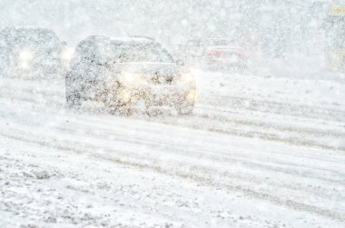 Araba ile bir kar fırtınası geliyor. Yolda görme zorluğu. Blizzard - kötü hava koşulları trafikte araba