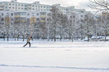 Minsk, Beyaz Rusya-Ocak 15, 2017: Yaşlı bir adam kayaklar üzerinde çalışır. Kış fitness. Amatör Kayak