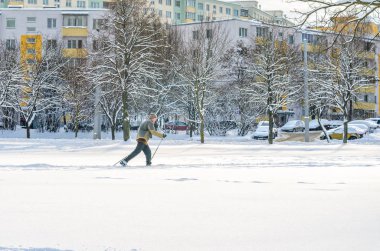 Minsk, Beyaz Rusya-Ocak 15, 2017: Yaşlı bir adam kayaklar üzerinde çalışır. Kış fitness. Amatör Kayak