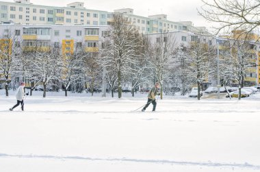 Minsk, Beyaz Rusya-Ocak 15, 2017: Yaşlı çift erkek ve kadın Kayak Çalıştır. Kış fitness. Amatör Kayak