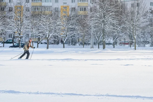 Minsk, Beyaz Rusya-Ocak 15, 2017: Yaşlı bir adam kayaklar üzerinde çalışır. Kış fitness. Amatör Kayak