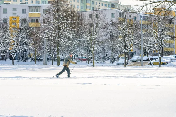Minsk, Beyaz Rusya-Ocak 15, 2017: Yaşlı bir adam kayaklar üzerinde çalışır. Kış fitness. Amatör Kayak