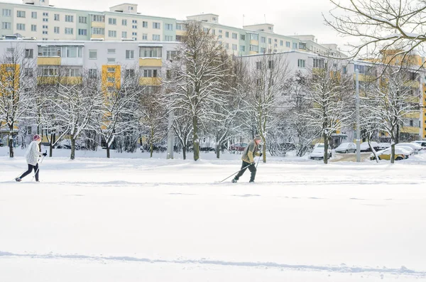 Minsk, Beyaz Rusya-Ocak 15, 2017: Yaşlı çift erkek ve kadın Kayak Çalıştır. Kış fitness. Amatör Kayak