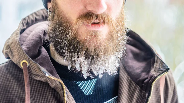 Часть Лица Серьезного Обеспокоенного Человека Ледяная Борода Подвешенными Сосульками Морозная — стоковое фото