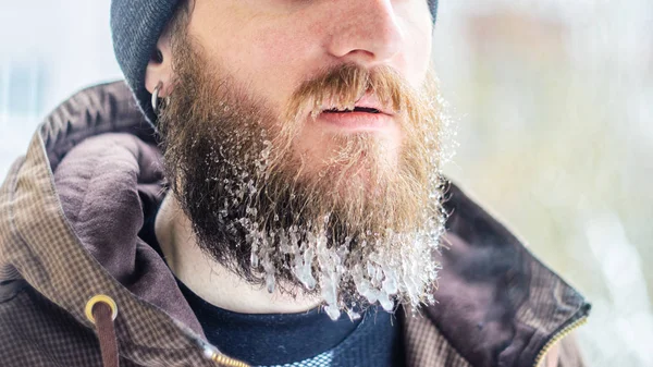 Une Partie Visage Homme Sérieux Inquiet Est Une Barbe Glacée — Photo