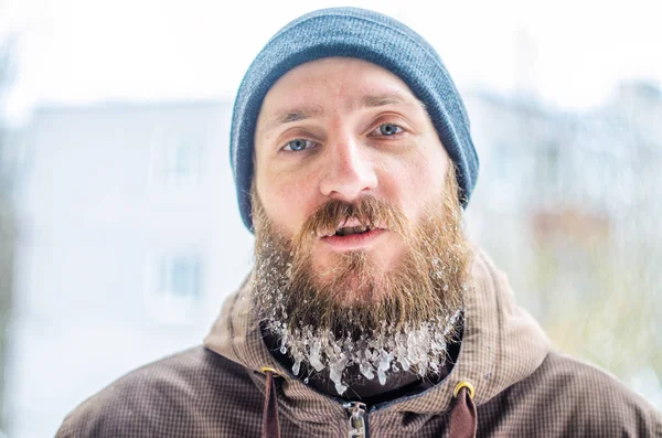 Jeune Homme Avec Une Barbe Couverte Glaçons Gouttelettes Congelées Dans — Photo