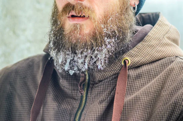Parte Rosto Homem Sério Preocupado Uma Barba Gelada Com Gelo — Fotografia de Stock