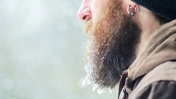 Barbe Couverte Glaçons Gouttelettes Congelées Jeune Homme Portrait Hiver Profil — Photo