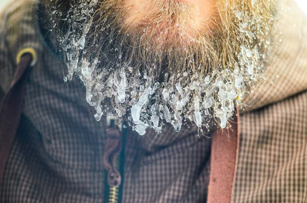 Barba Congelada Con Carámbanos Colgantes Cerca Del Fondo Frosty Duro —  Fotos de Stock
