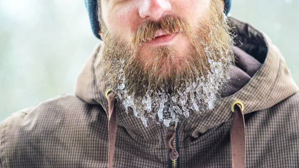 Молодой Человек Бородой Покрытой Сосульками Замерзшими Капельками Улице После Тренировки — стоковое фото