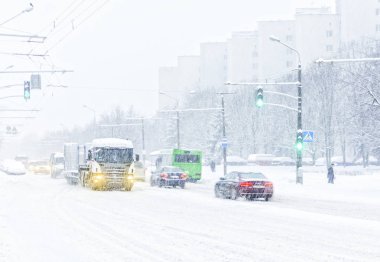 Bir kar fırtınası sırasında yaya geçidi. Yolun kapısı insan siluetleri kar kalın bir tabaka ile kaplı. Kış city kavramı