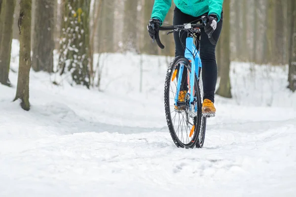 Cyclist Cyclocross Bike Trails Snowy Forest Winter Downhill Riding Snowy — Stock Photo, Image